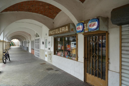 Pastelería junto al número 29 de la Plaza Porticada de Valladolid - J.M. LOSTAU