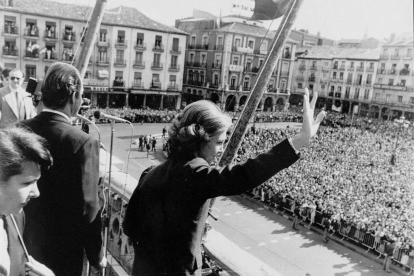 El emérito rey Juan Carlos I y la reina consorte en el balcón del Ayuntamiento de Valladolid en 1983. -ARCHIVO MUNICIPAL VALLADOLID
