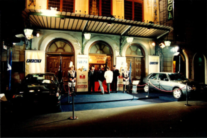 Exterior del teatro Lope de Vega donde se celebró un acto en directo con RTVE en 1993. -ARCHIVO MUNICIPAL VALLADOLID