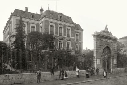 Antiguo banco castellano en la calle Duque de la Victoria en 1910. -ARCHIVO MUNICIPAL VALLADOLID