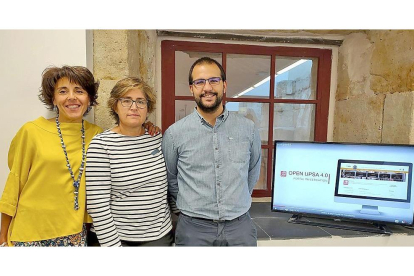 Ana María Fermoso, María Isabel Manzano y Juan Blanco en las instalaciones de la Universidad Pontificia de Salamanca.-EL MUNDO