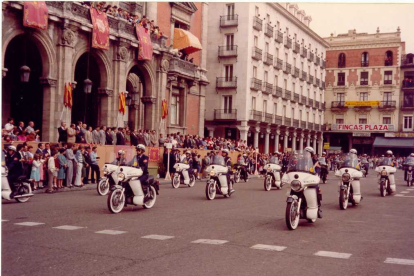 Desfile policial en la plaza Mayor el año 1982. -ARCHIVO MUNICIPAL VALLADOLID