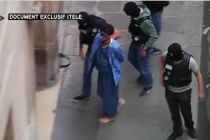 Ayoub El Khazzani, a su llegada, descalzo y con los ojos tapados, al palacio de justicia de París.-Foto: YOUTUBE