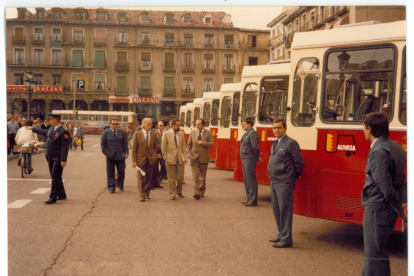 Presentación de autobuses urbanos en la plaza Mayor en 1982. -ARCHIVO MUNICIPAL VALLADOLID (1)