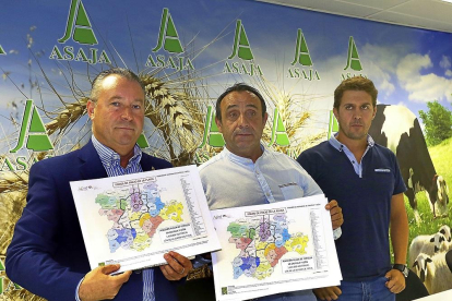 Donaciano Dujo, Honorato Meneses y Álvaro de la Hera muestran los datos de la plaga de topillos.-ICAL