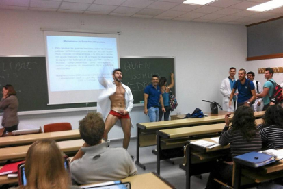 Un alumno de Medicina muestra sus partes en un aula de Empresariales-El Mundo