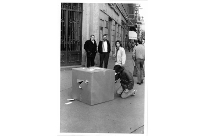 Muestra de arte joven en la calle Santiago en 1985. -ARCHIVO MUNICIPAL VALLADOLID