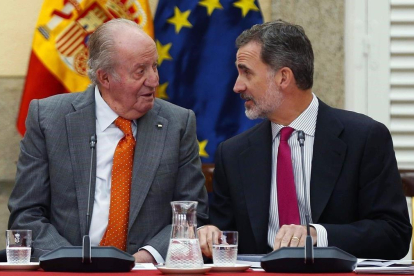 El rey emérito Juan Carlos I, junto a su hijo, el rey Felipe VI, el pasado día 14.-EFE