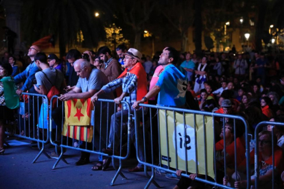 Concentración en el Passeig de Lluís Companys el día 10 de Octubre, durante la comparecencia del president Puigdemont en el Parlament.-FERRAN NADEU