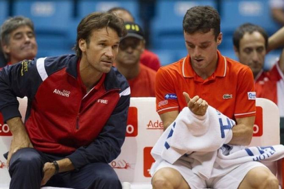Moyà conversa con Bautista, en un partido de la última eliminatoria de la Copa Davis disputada en Brasil.-Foto: EFE / SEBASTIAO MOREIRA