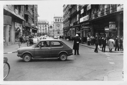 Un guardia regula el trafico en la calle Santiago, en su interseccion con la calle Constitucion en 1980. -ARCHIVO MUNICIPAL VALLADOLID