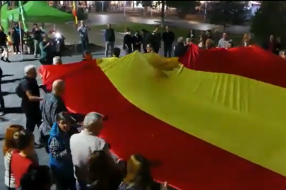Vox vigila la estatua de Colón en Valladolid "para evitar ataques" y despliega una bandera de España gigante. Twitter: Vox Valladolid
