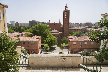 Vista de la iglesia San Pío X desde la calle Veleta. J. M. LOSTAU