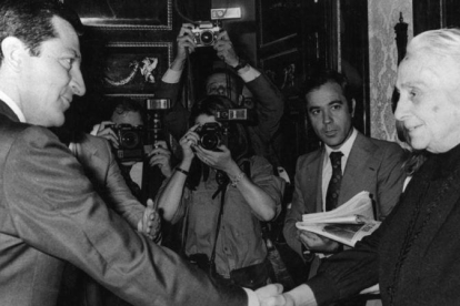 Imagen de archivo del presidente Adolfo Suárez saludando a Dolores Ibárruri, la Pasionaria, rodeados de medios gráficos.-ARCHIVO / EUROPA PRESS