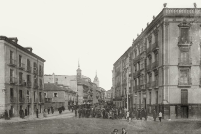 Calle Santiago vista desde la plaza Zorrilla en 1910. -ARCHIVO MUNICIPAL VALLADOLID