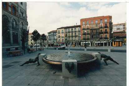 Fuente de la plaza de la Rinconada en 1996. -ARCHIVO MUNICIPAL VALLADOLID