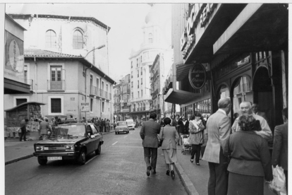 Vista de la calle Santiago con tráfico en 1980. -ARCHIVO MUNICIPAL VALLADOLID