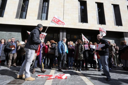 Más de 200 personas se concentran frente a la sede de los juzgados de Valladolid para protestar contra la actitud del Ministerio por negar la negociación colectiva-ICAL