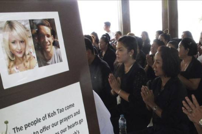 Unos tailandeses rezan ante la fotografía de los dos británicos asesinados.-Foto: EFE
