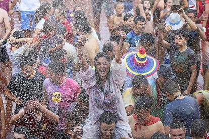 Los jóvenes disfrutaron la mojada que inauguró ayer las Fiestas de San Agustín.-MIGUEL ANGEL SANTOS