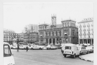 Vista de la plaza Mayor en los años 80. -ARCHIVO MUNICIPAL VALLADOLID