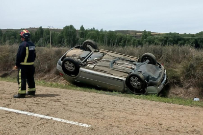 Dos personas resultan heridas en un accidente de tráfico en Villarmún (León)-ICAL