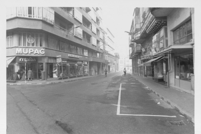 Calle María de Molina, hacia la plaza Santa Ana en 1984. -ARCHIVO MUNICIPAL VALLADOLID