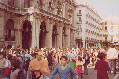 Público en un día Carnaval en la plaza Mayor en 1981. -ARCHIVO MUNICIPAL VALLADOLID