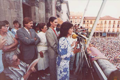 Concha Velasco dando el pregón en la Plaza Mayor en 1985. -ARCHIVO MUNICIPAL VALLADOLID