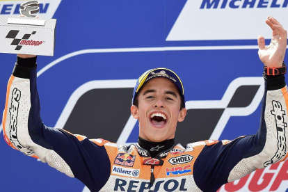 Marc Márquez celebra su victoria en el GP de Aragón de MotoGP.-AFP