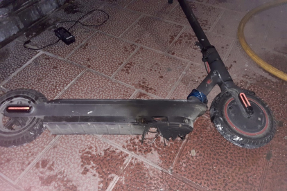 . Intoxicadas dos personas en Valladolid tras un incendio en el cableado de un patinete eléctrico que estaba cargando.- ICAL