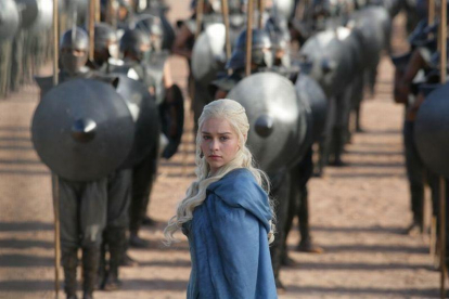La actriz Emilia Clarke, en su papel de Daenerys Targaryen, ante su ejército de Inmaculados en 'Juego de tronos'.-Keith Bernstein / AP