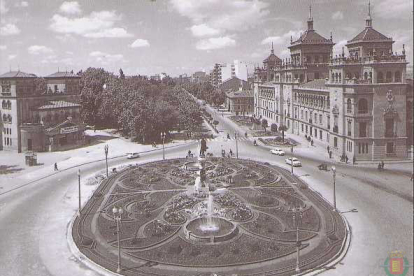 Teatro Pradera en el lado izquierdo sobre los años 60 con la Academia de Caballería en la derecha. -ARCHIVO MUNICIPAL VALLADOLID