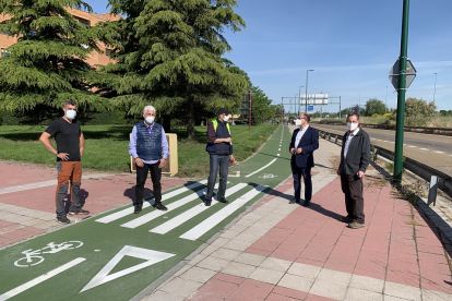 El concejal de Movilidad y Espacio Urbano, Luis Vélez, visitia la finalizadción de las obras de dos tramos de carril bici segregado en Valladolid.- AYTO. VALLADOLID