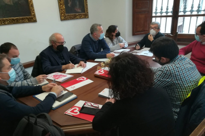 La reunión del obispo auxiliar de Valladolid con representantes de varias asociaciones caritativas.- E. M.