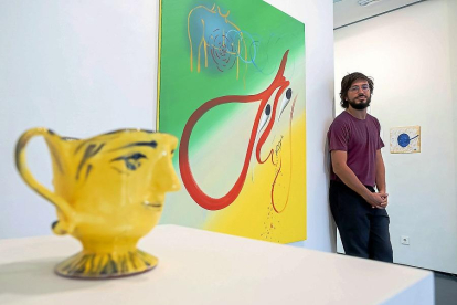 Francesc Ruiz Abad junto a varias de sus obras en la Galería Javier Silva.-PABLO REQUEJO - PHOTOGENIC