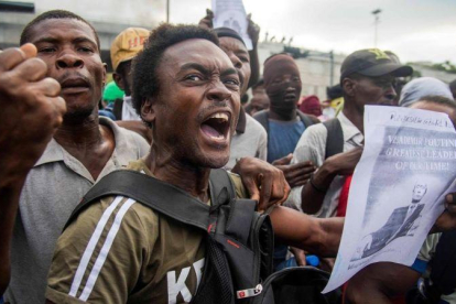 Manifestantes protesan en Puerto Príncipe, capital de Haití.-JEAN MARC HERVE ABELARD (EFE)