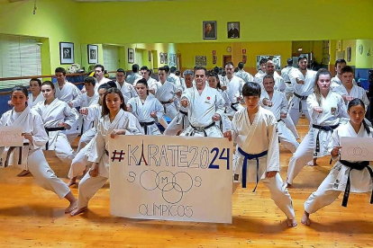 Alumnos del Club Budokán con su maestro y director, Carlos Garrachón, reinvidican la presencia del karate en los Juegos con los los hashtags #karate2024 y #karateolímpico.-EL MUNDO