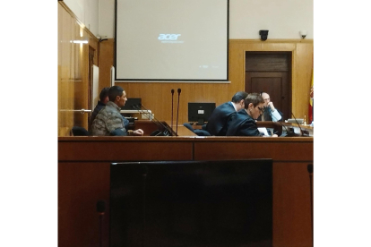 Los tres encausados junto a sus abogados comparecen en la primera jornada del juicio iniciado en la Audiencia de Valladolid. - EUROPA PRESS