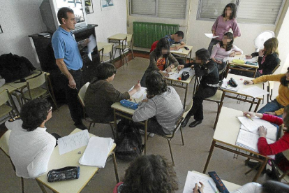 Imagen de archivo de un profesor y sus alumnos en el transcurso de una clase en un instituto de Valladolid. -E. M.