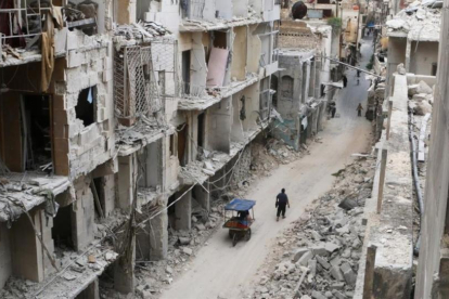 Una calle en ruinas de la ciudad de Alepo, en Siria, este jueves.-REUTERS / ABDALRHMAN ISMAIL