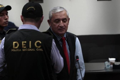 Otto Pérez Molina, custodiado por policías, este jueves en Guatemala.-EFE / ESTEBAN BIBA
