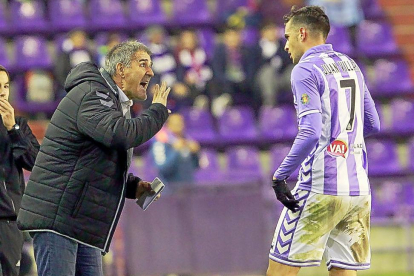 Paco Herrera habla con Juan Villar durante el partido frente al Mirandés.-J.M.LOSTAU