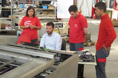 Profesionales de ASTI trabajan en el diseño de la máquina en las instalaciones de la empresa.-EL MUNDO