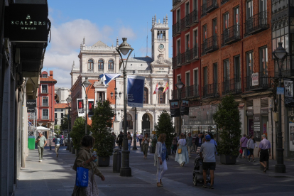 Calle Santiago con el Ayuntamiento de Valladolid al fondo. -J.M. LOSTAU