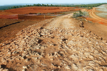 La calzada romana destapada durante las obras de la autovía del Duero, en el tramo entre Venta Nueva y Santiuste.-MARIO TEJEDOR