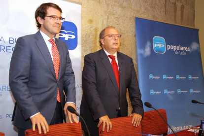 El secretario autonómico del PP, Alfonso Fernández Mañueco (I) acompañado por el presidente en funciones del PP, Eduardo Fernández(C)-Ical