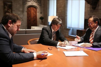 Carles Puigdemont y Oriol Junqueras reciben la notificación del TSJC.-JORDI BEDMAR