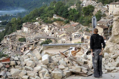 Un superviviente del terremoto mira las ruinas de Pescara del Tronto.-AP / CRISTIANO CHIODI