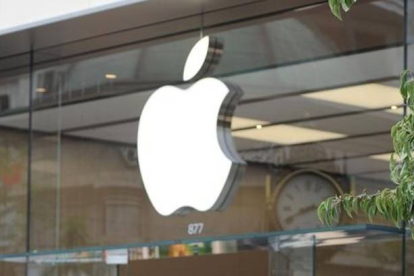 Logotipo de Apple en una tienda de la compañía en California.-Foto: AFP